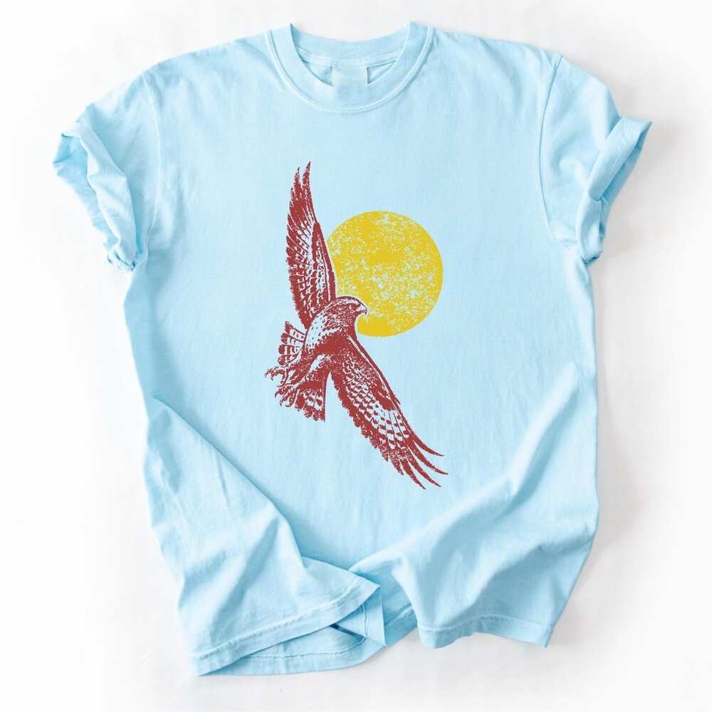 Red-Tailed Hawk Sun Graphic T-Shirt – Vintage Raptor Desert Tee